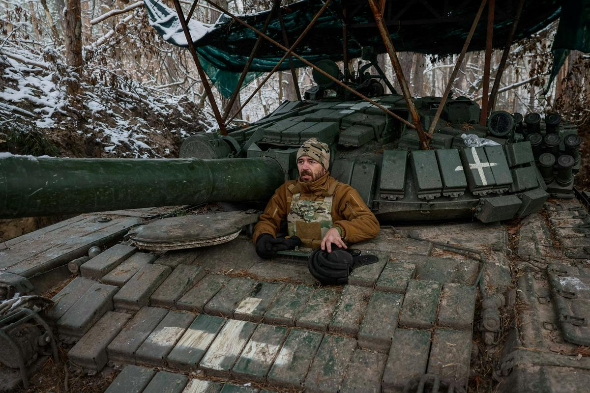 Ukrajinski vojak ob bojni črti v Donecku. Foto: Reuters
