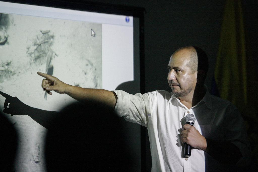 Ernesto Montenegro, direktor Kolumbijskega inštituta za antropologijo in zgodovino, med tiskovno konferenco v Cartageni v Kolumbiji kaže sliko ostankov galeona San José. Foto: AP