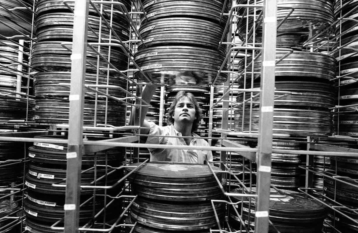 John Perry, delavec v filmskem arhivu studia MGM, katalogizira in prestavlja kolute filma v skladišču v Culver Cityju v Kaliforniji. Fotografija je nastala leta 1984 – danes so arhivi filmskih studiev videti precej drugače. Foto: AP