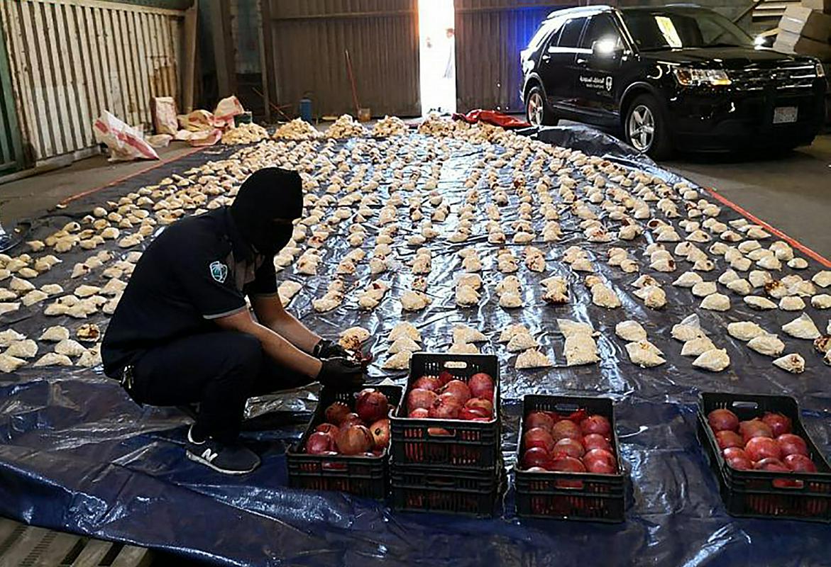 Aprila leta 2021 so savdske oblasti v Džedi odkrile ogromno pošiljko captagona, ki je bil skrit v granatnih jabolkih in je prišel iz Libanona. Foto: AP