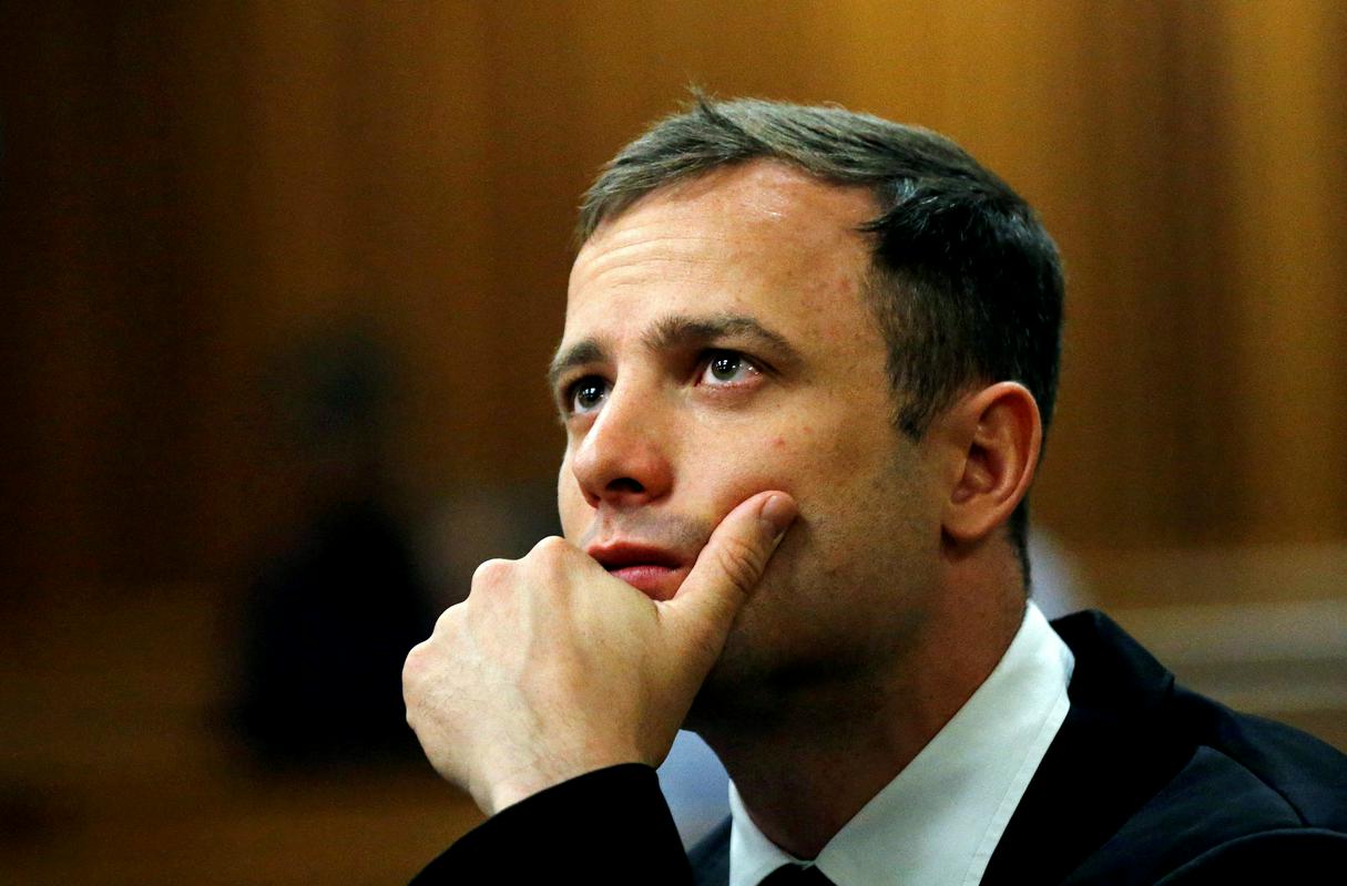 Oscar Pistorius med poslušanjem razsodbe leta 2014. Foto: Reuters