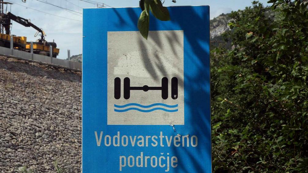 Na Šmartinski cesti v Ljubljani se je izlilo 500 litrov neznane tekočine
