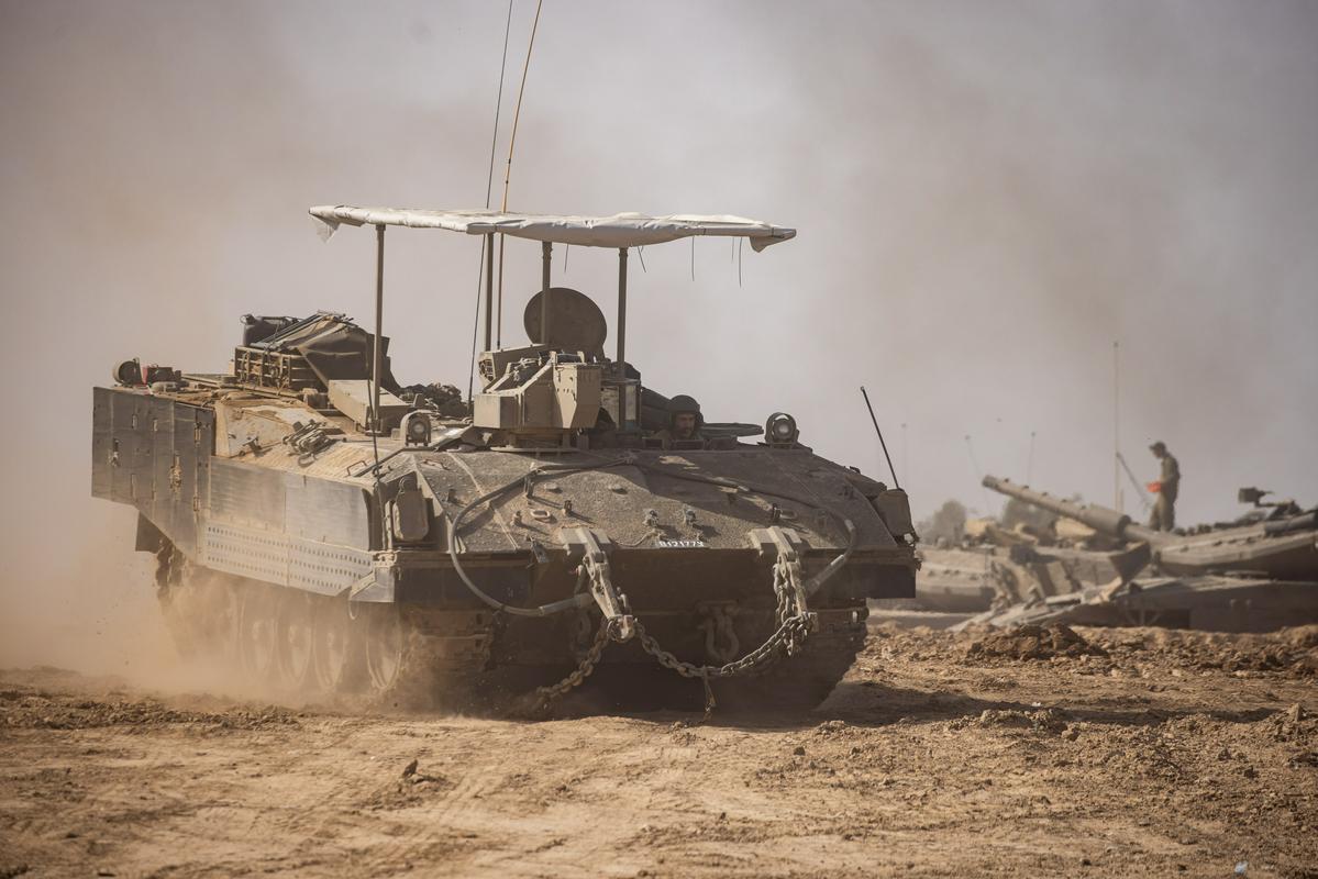 Izraelska vojska kljub premirju strelja na Palestince, ki se želijo z juga Gaze vrniti na svoje domove na severu. Foto: EPA