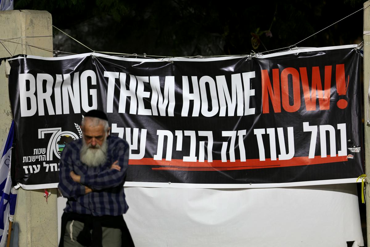 Poziv k izpustitvi izraelskih talcev v Tel Avivu. Foto: Reuters