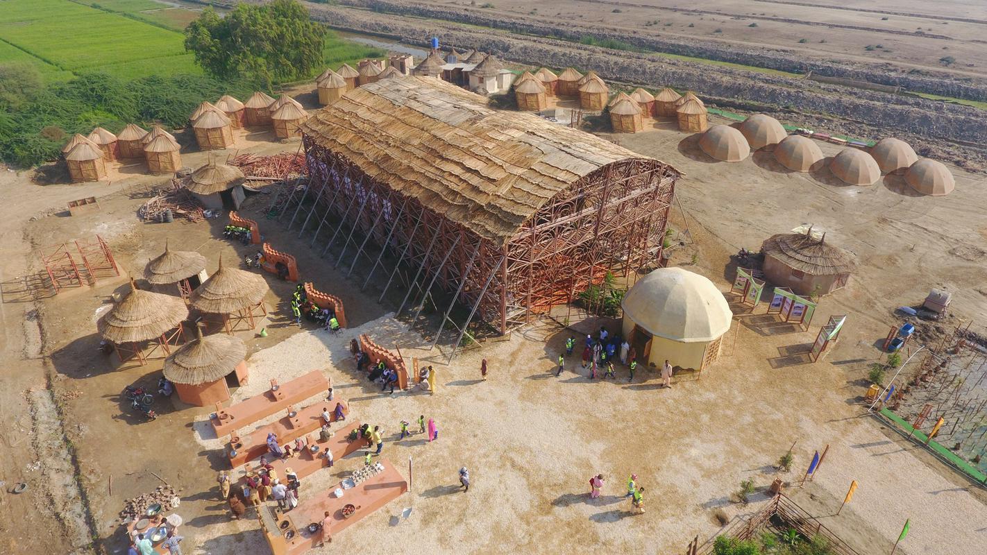 Skupnostno središče v Makliju, katerega ogrodje je zgrajeno iz bambusovih palic. Foto: Heritage Foundation of Pakistan/Yasmeen Lari