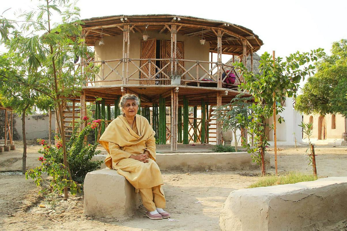 Prva pakistanska arhitektka Yasmeen Lari, ki je ob Zahi Hadid edina ženska prejemnica zlate medalje RIBA, se vse od upokojitve dalje ukvarja predvsem s humanitarnimi projekti, zadnji pa zaobjema gradnjo milijona protipoplavnih koč za tiste, ki so v poplavah leta 2022 izgubili dom. Foto: Heritage Foundation of Pakistan/Yasmeen Lari