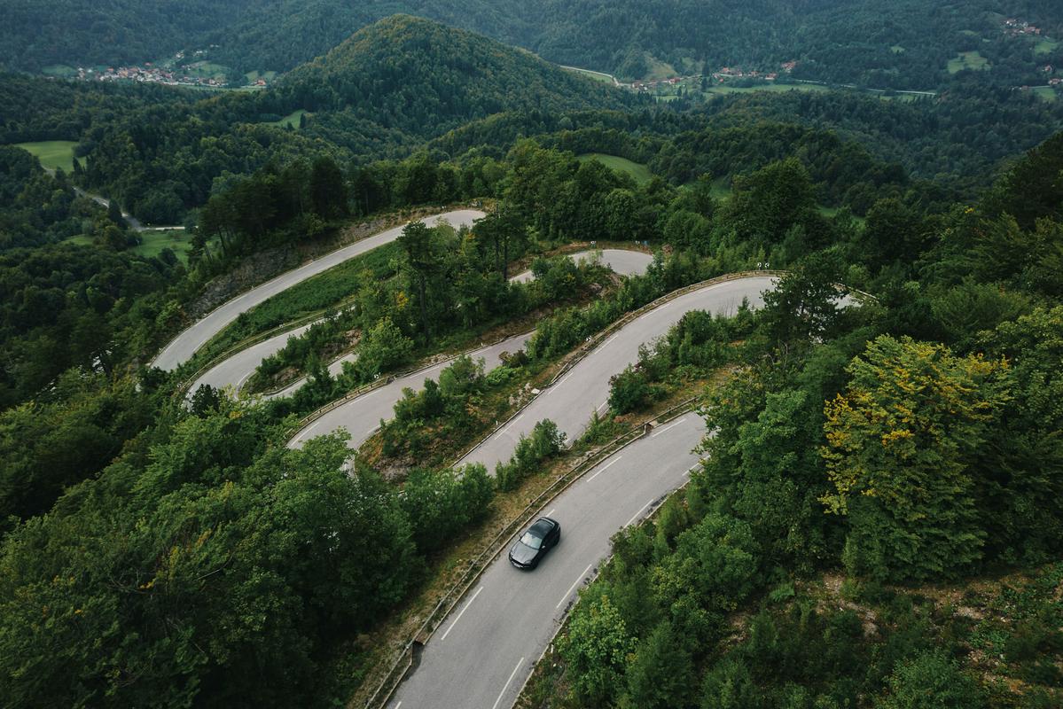 Serpentine ceste čez Strmo reber ponujajo nepozabno izkušnjo za vsakega voznika. Foto: Porsche Center Ljubljana