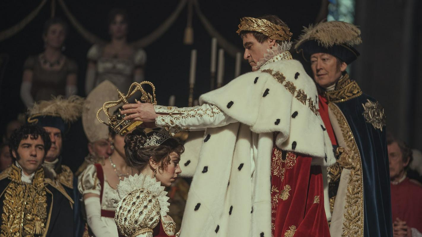 Prizor kronanja poustvari kompozicijo s platna Le Sacré de Napoleon, ki ga je naslikal francoski neoklasicist Jacques Louis David. Foto: IMDb