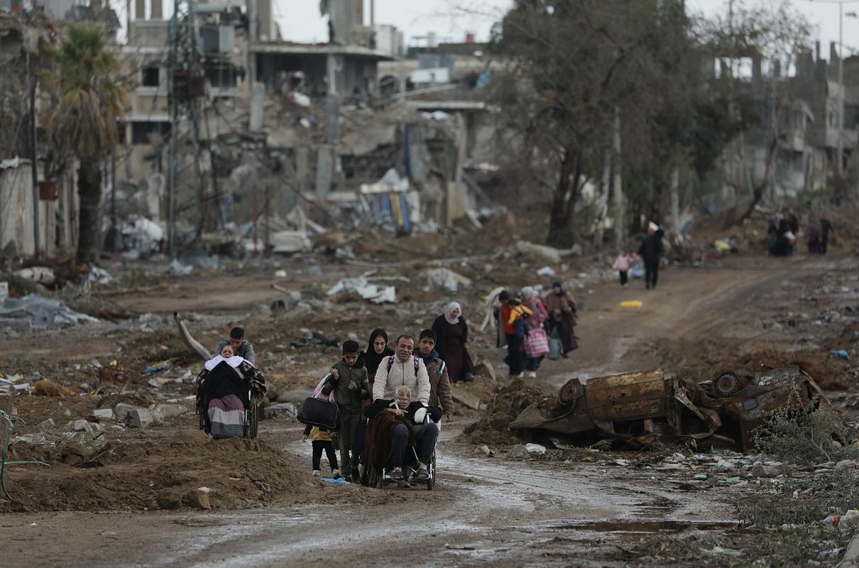 Palestinci s severa okupirane Gaze med umikom na jug. Foto: EPA