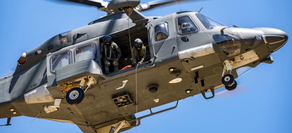Helikopter AW139 je uporaben tudi za gašenje iz zraka, naenkrat lahko odvrže približno 2000 litrov vode. Foto: BoBo/Borut Živulović