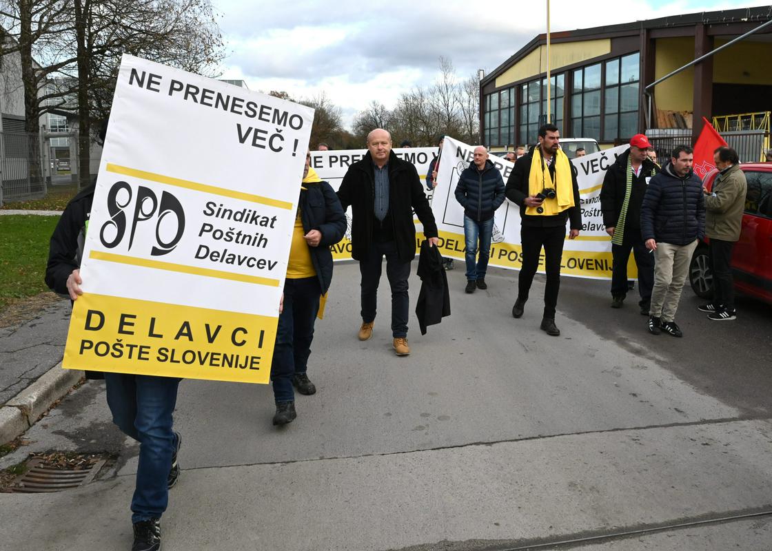 Protest sta organizirala SDPZ Slovenije in Konferenca SDPZ Pošte Slovenije, pridružili pa so se mu tudi v Sindikatu poštnih delavcev. Foto: BoBo/Žiga Živulović ml.