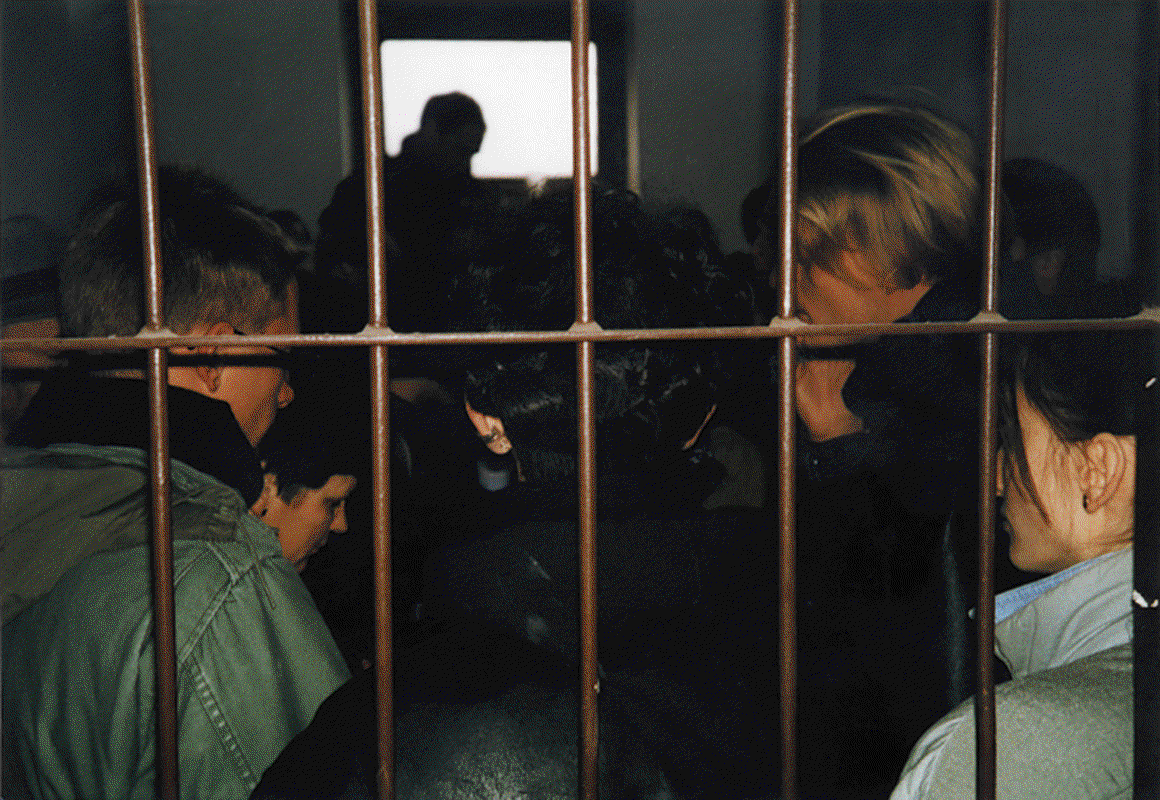 Fotografija javnega performansa Free dom, Hibridizakcija 0, v nekdanjih zaporih Metelkove leta 1995. Foto: Arhiv umetnika/Žiga Okorn