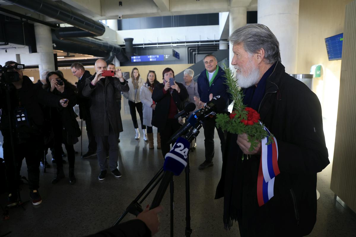 Pedro Opeka ob prihodu na letališče na Brniku. Foto: BoBo/Borut Živulović