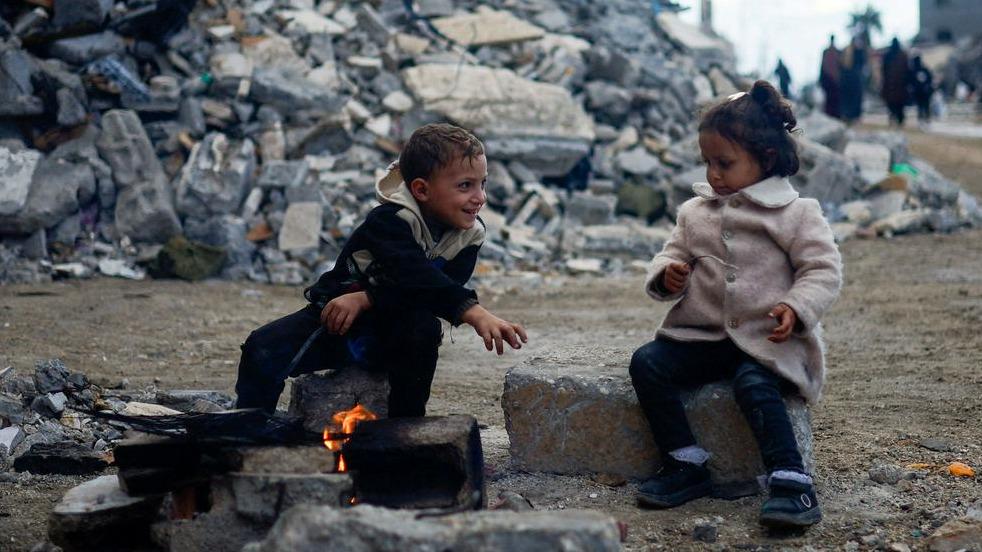 Vsi ljudje se rodijo svobodni ter imajo enako dostojanstvo in pravice, je opozoril generalni sekretar ZN-a Antonio Guterres. Na fotografiji otroka ob kupu ruševin v Gazi. Foto: Reuters