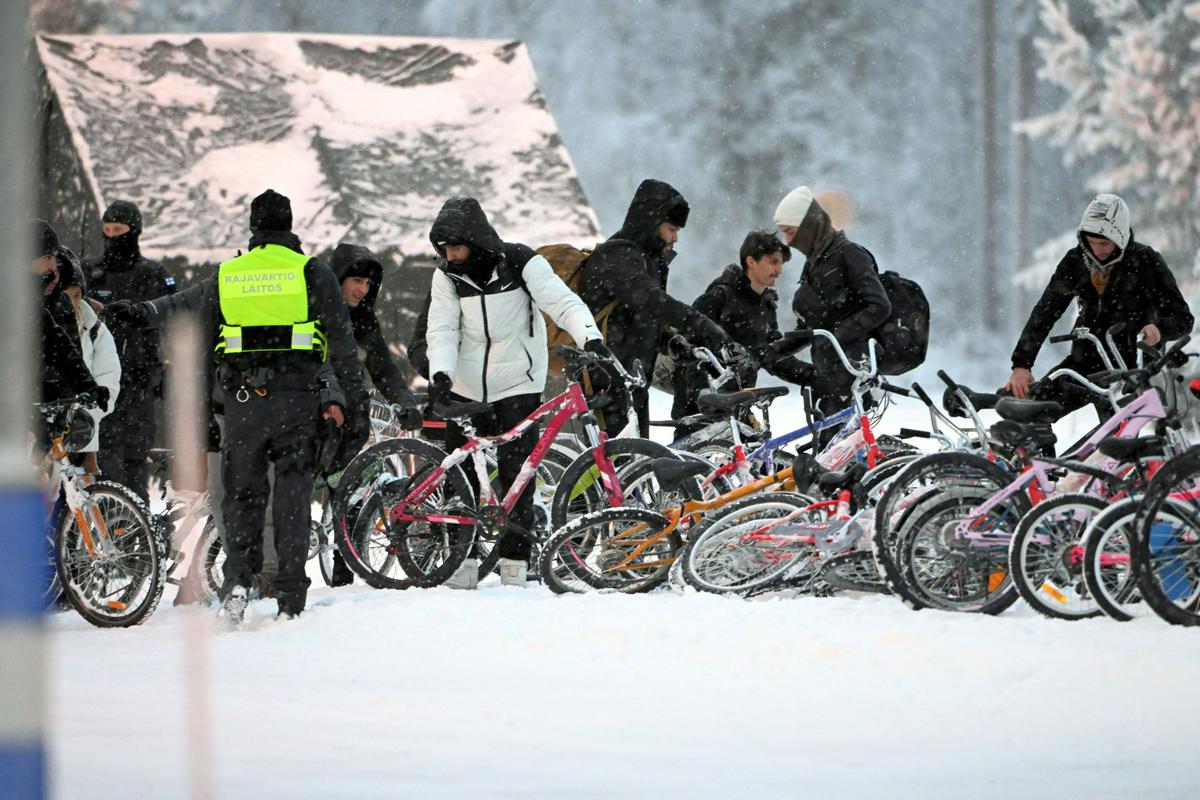 Prebežniki se do meje s Finsko pripeljejo večinoma s kolesi, ki naj bi jih priskrbele ruske oblasti. Foto: Reuters