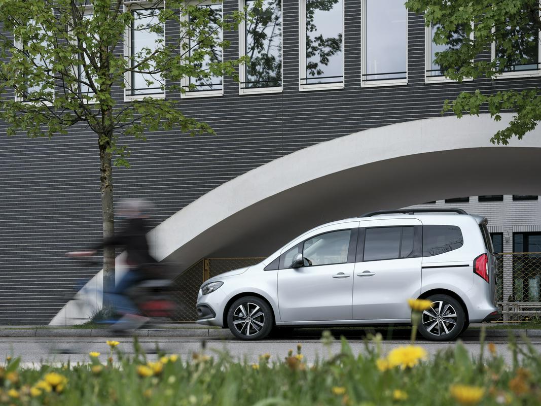 Avtomobil novega razreda T, opremljen s številnimi naprednimi sistemi za varnost in udobje ‒ popolna izbira za kupce z aktivnim življenjskim slogom. Foto: Mercedes-Benz AG
