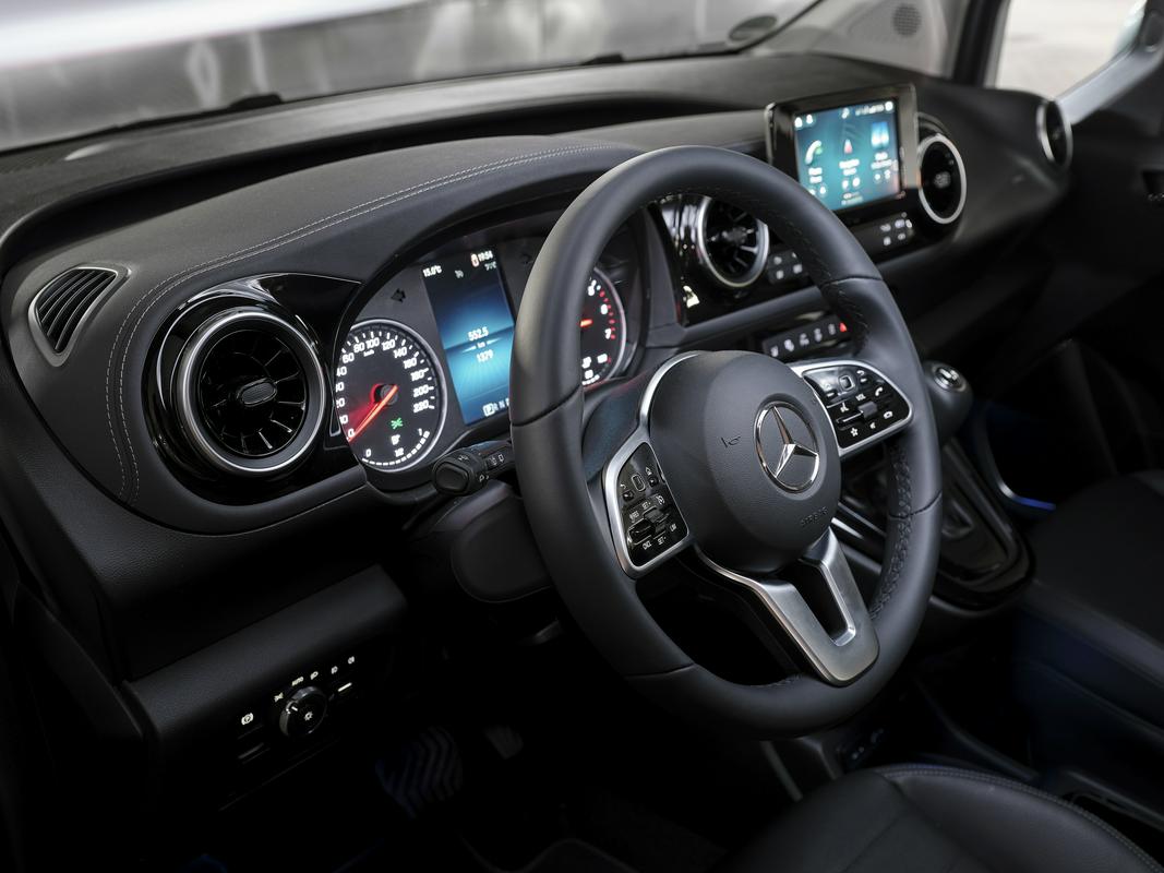 V potovalni kabini je najnovejša generacija zabavno-informacijskega sistema MBUX s 7-palčnim zaslonom na dotik, umetno inteligenco in glasovnim upravljanjem. Foto: Mercedes-Benz AG