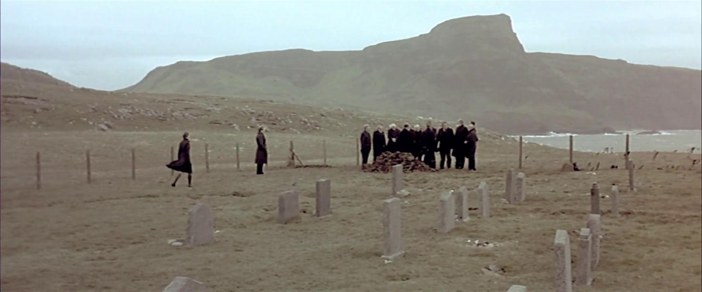 Lars von Trier v filmu Lom valov opisuje ozkogledno vaško skupnost na Škotskem. Foto: izsek iz filma