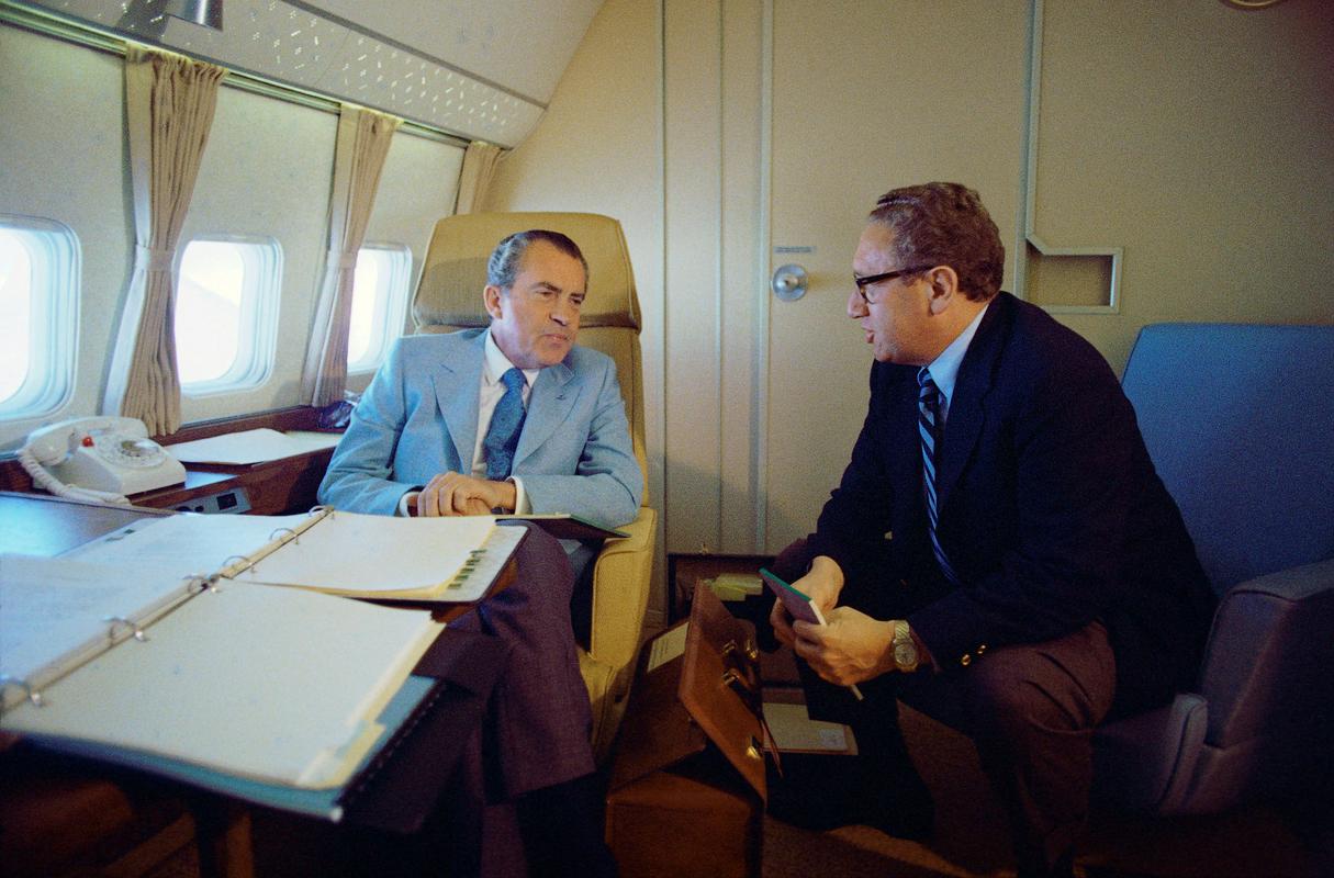 S predsednikom Nixonom v predsedniškem letalu med poletom na Kitajsko februarja 1972. Foto: Reuters