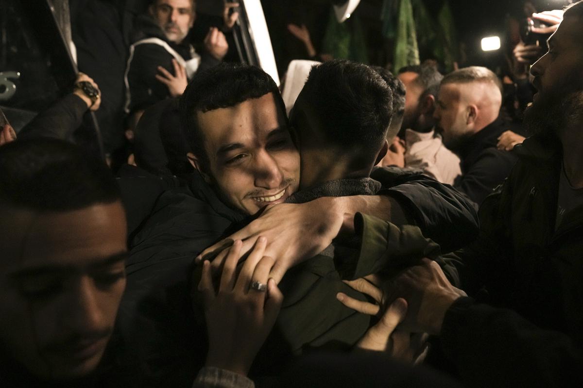 Veselje Palestinca, ki ga je Izrael izpustil iz zapora. Foto: AP