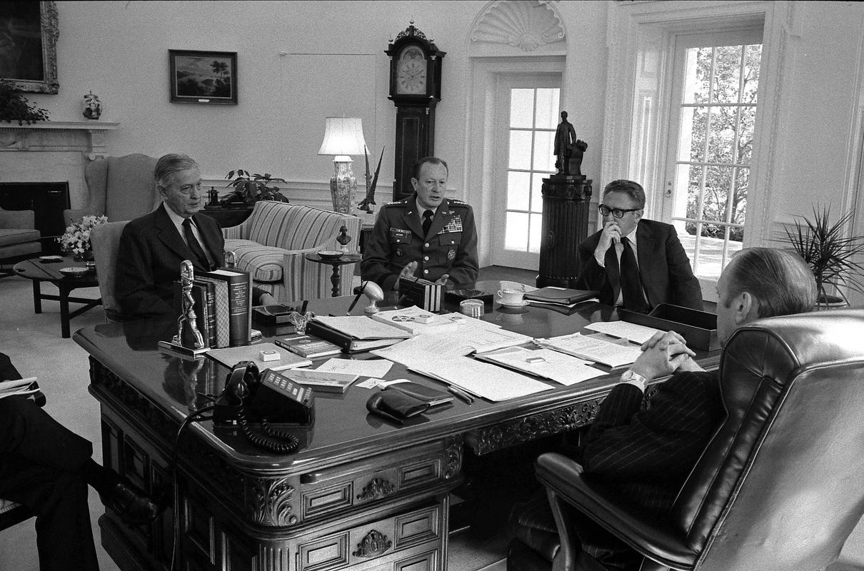 Kissinger med sestankom s predsednikom Fordom o razmerah v Vietnamu leta 1975. Foto: Reuters