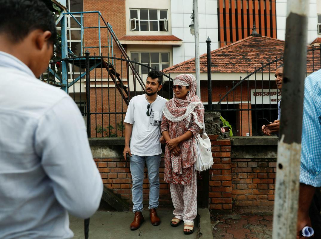 Mladoporočenca pred poročnim uradom v Katmanduju. Foto: Reuters