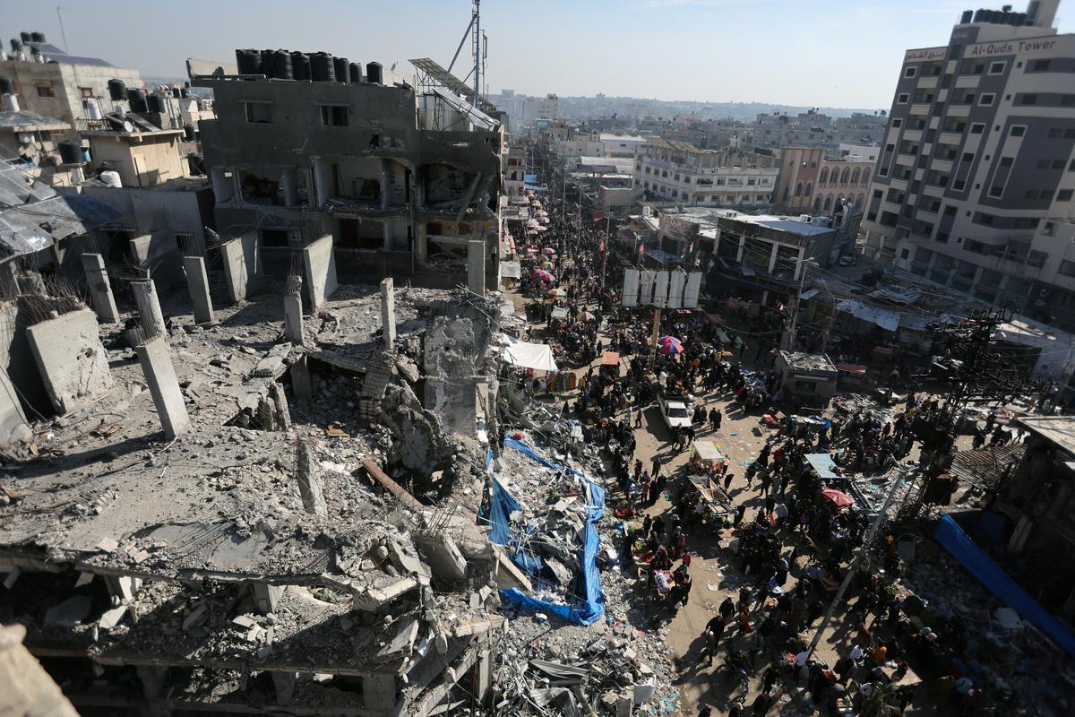 Prizor uničenja v begunskem taborišču Nuseirat v osrednji Gazi. Foto: Reuters