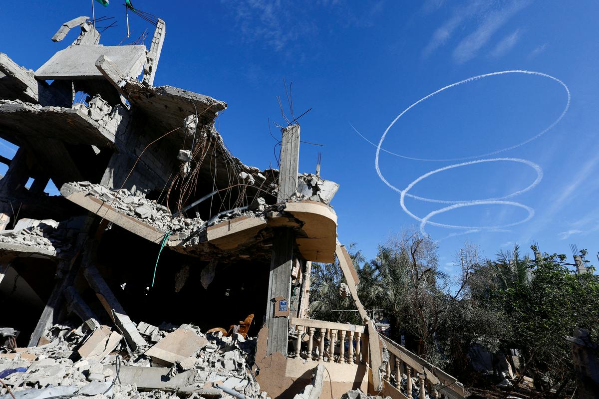 Sledi izraelskih letal nad razdejanim Kan Junisom na jugu Gaze. Foto: Reuters