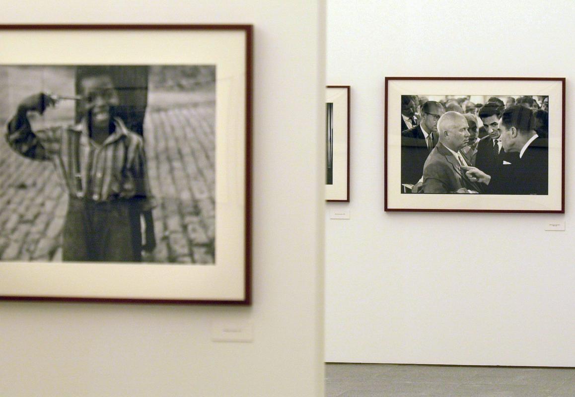 V ozadju je slavna Erwittova fotografija Nixona in Hruščova. Foto: EPA