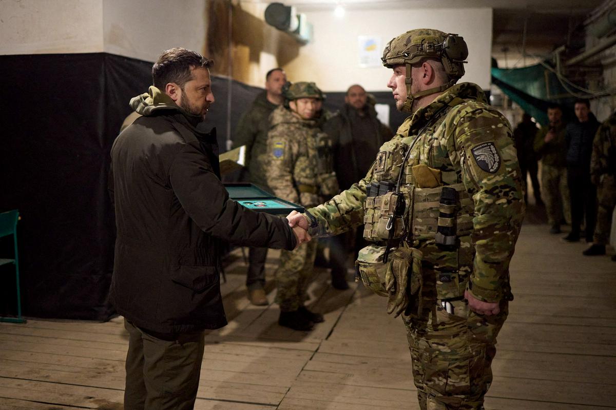 Volodimir Zelenski na obisku enot v Kupjansku. Foto: Reuters