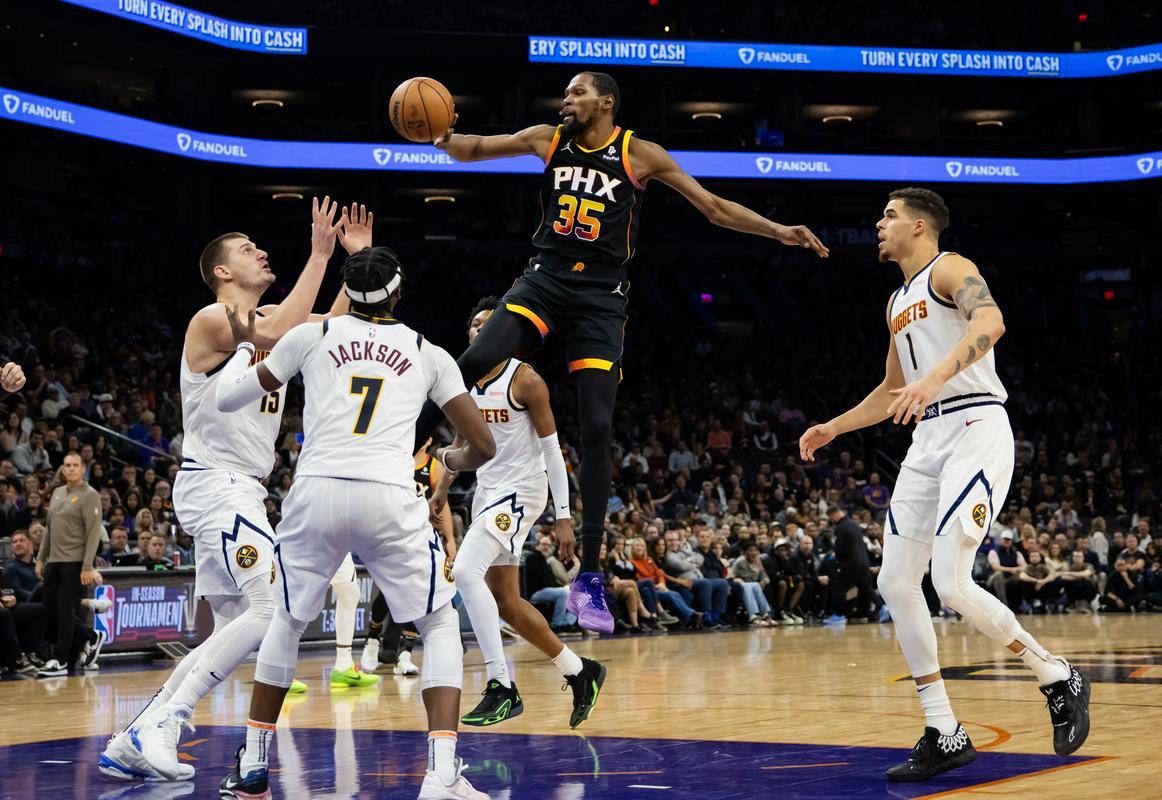 Kljub preboju med najboljšo deseterico strelcev v zgodovini Lige NBA na koncu večera Kevin Durant ni bil zadovoljen: v drugem polčasu je zgrešil vseh 10 metov iz igre, Sunsi pa so izgubili s prvaki. Foto: Reuters