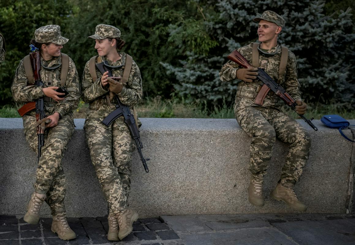Po ocenah poznavalcev ukrajinska vojska potrebuje več mladih vojakov, ki so bolj vzdržljivi od starejših kolegov, ki pa jih po drugi strani odlikujejo izkušnje. Foto: Reuters