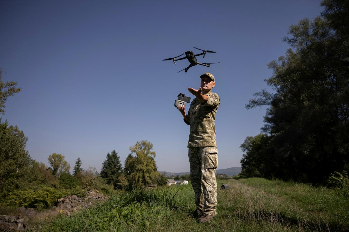 Ukrajinska vojska si želi v svoje vrste privabiti več strokovnjakov s področja informacijske tehnologije za upravljanje brezpilotnih letalnikov in sodobnega tehnološkega orožja. Foto: Reuters