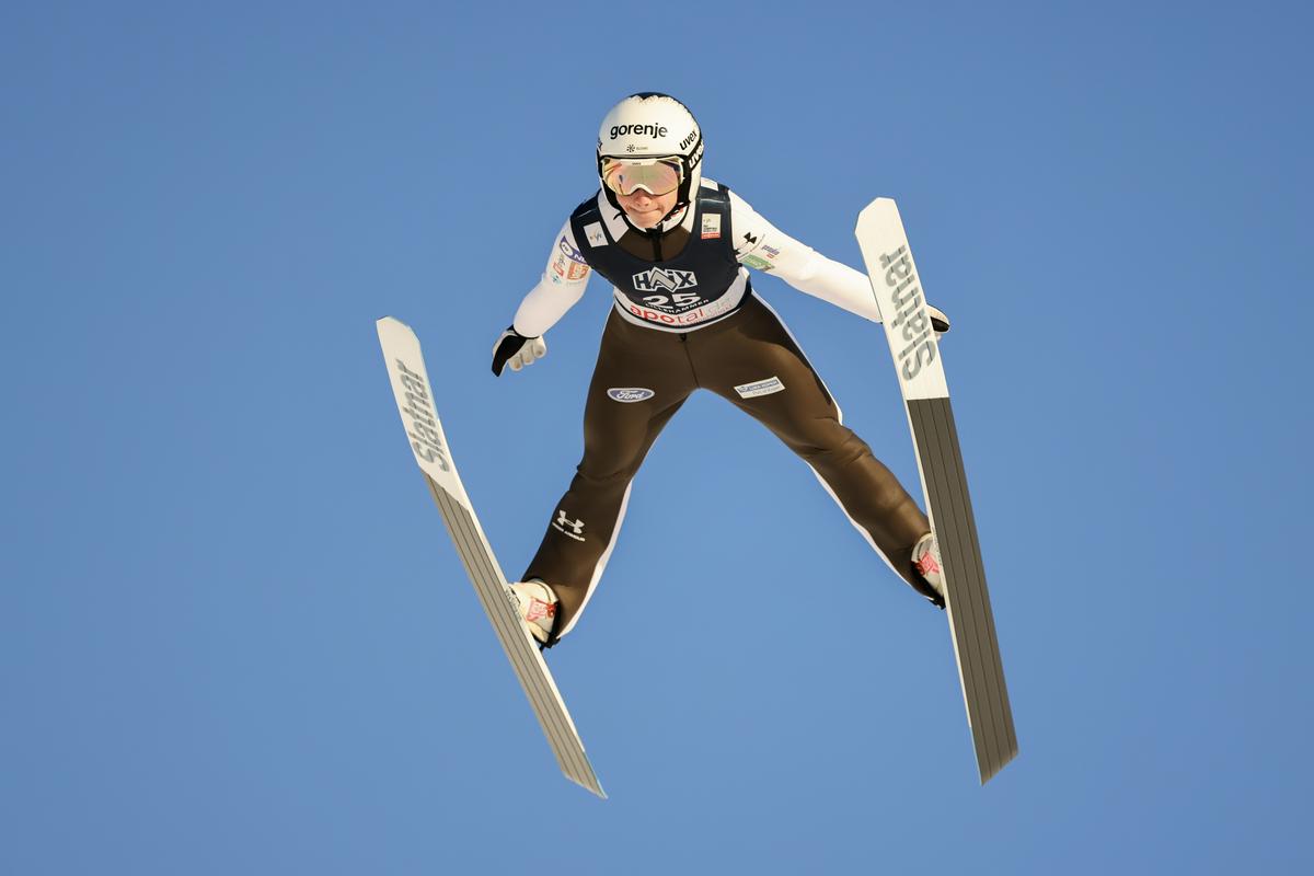 Nika Prevc je na srednji napravi v Lillehammerju pokazala najboljšo formo med Slovenkami. Foto: EPA