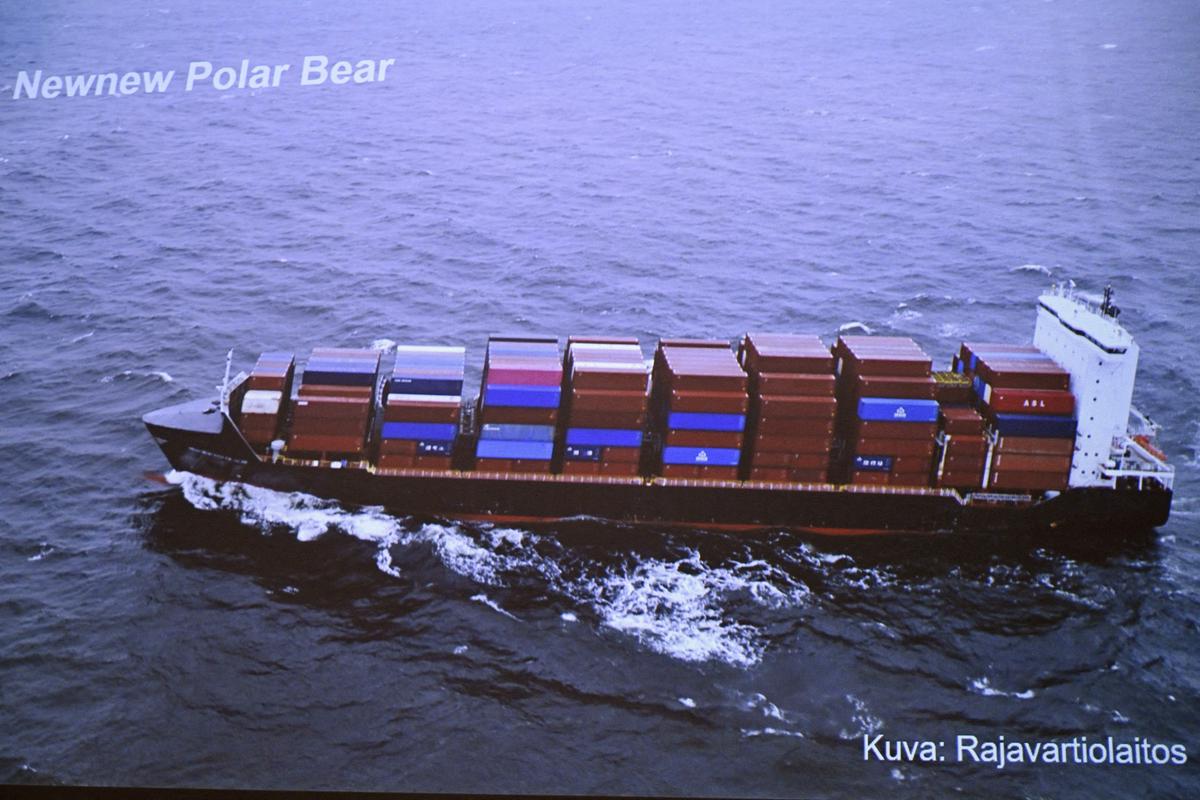 Kitajska ladja se je med vračanjem v domače pristanišče za nekaj dni ustavila v ruskem arktičnem pristanišču Arhangelsk. Foto: Reuters