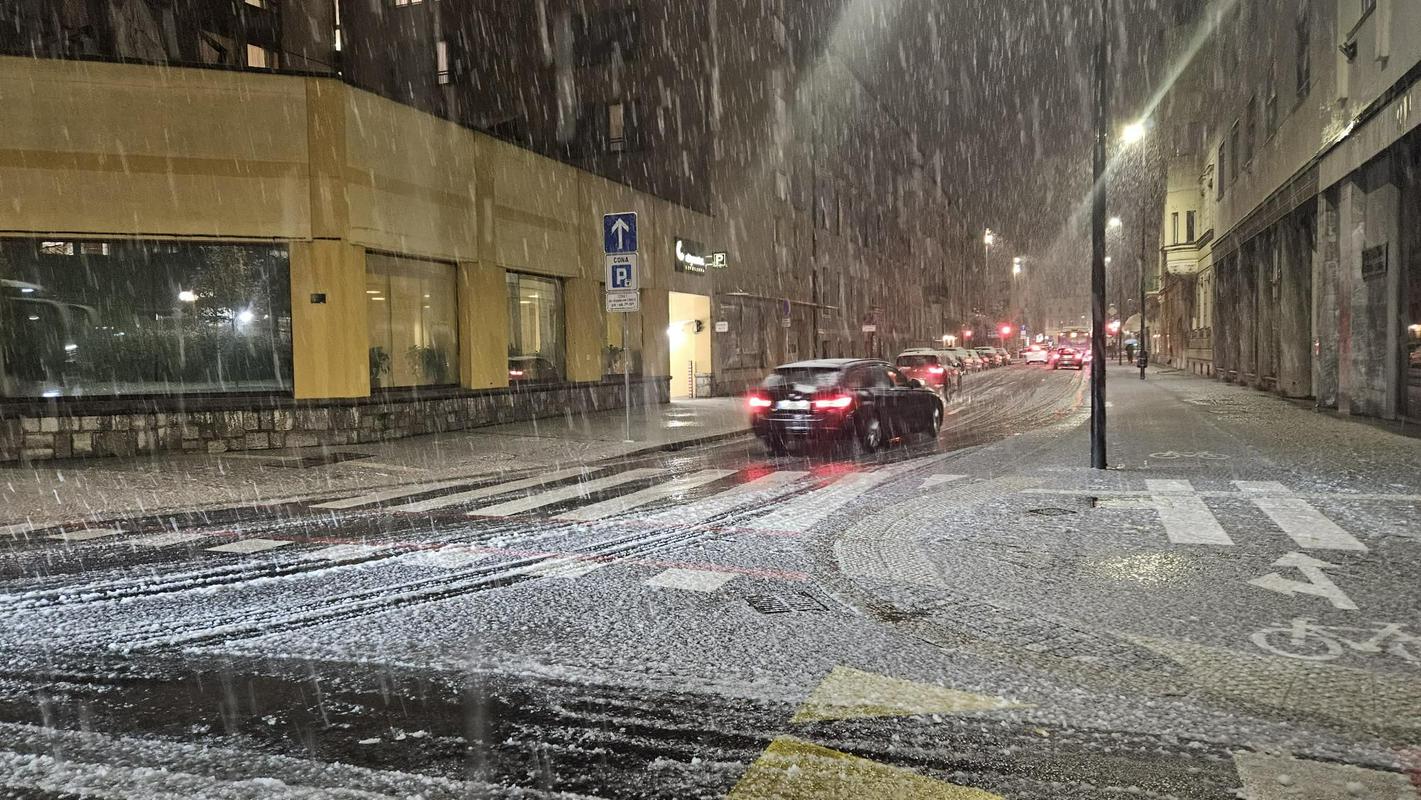 Sneg se prijemlje cestišča, zato previdno na cesti. Foto: MMC RTV SLO