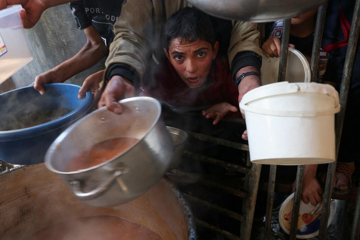 Prebivalci Gaze se spopadajo s pomanjkanjem hrane in medicinske oskrbe. Foto: EPA