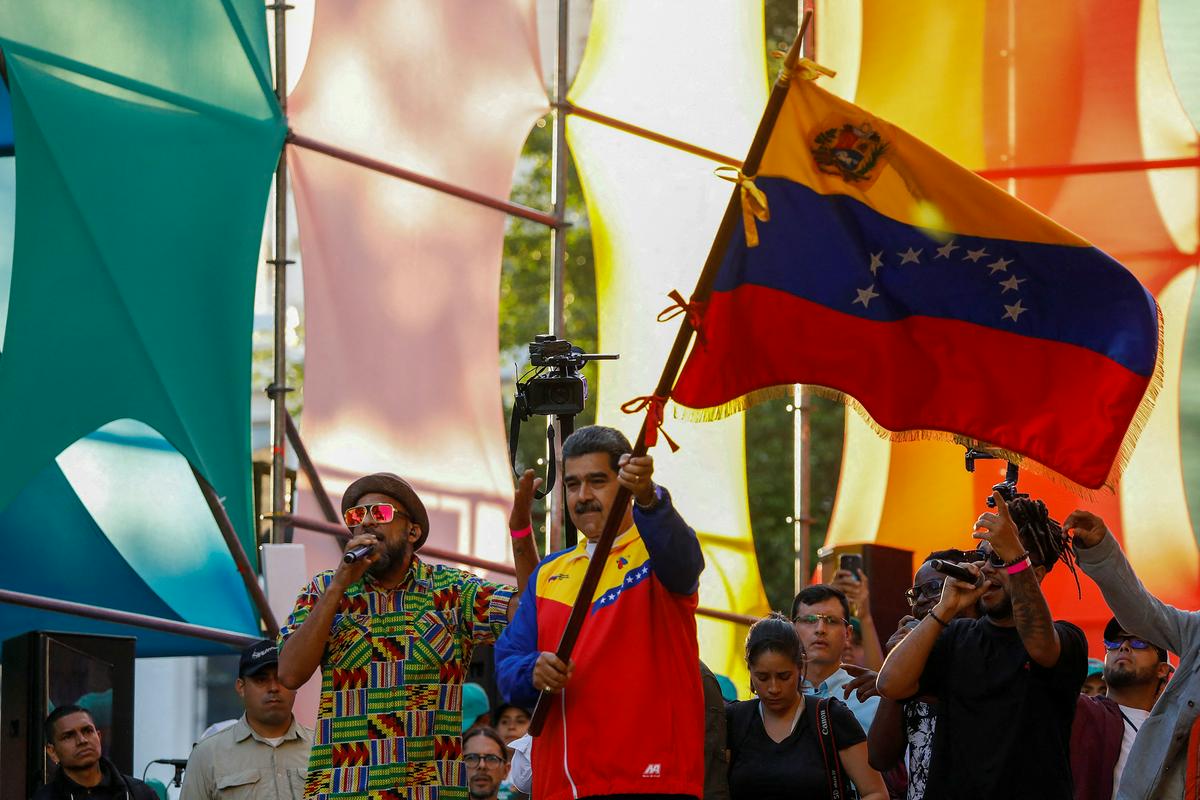 Predsednik Maduro je Venezuelce pozval, naj na vseh pet vprašanj na referendumu odgovorijo z da. Foto: Reuters