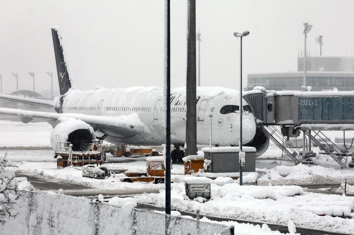 Sneg je v soboto povsem ohromil delovanja münchenskega letališča. Foto: Reuters