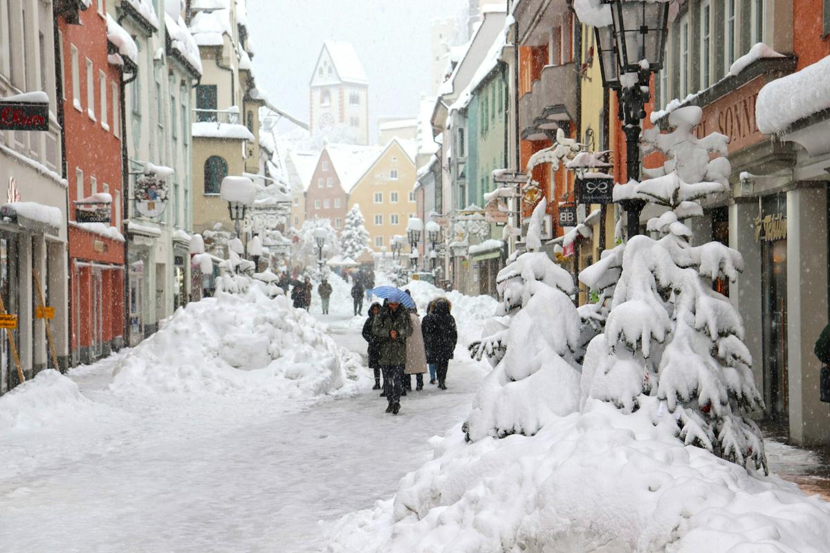 Na Bavarskem je zapadlo do 40 centimetrov snega. Foto: AP