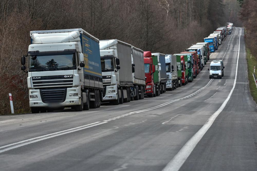 Dolga kolona tovornjakov na mejnem prehodu Hrebenne med Poljsko in Ukrajino. Foto: EPA