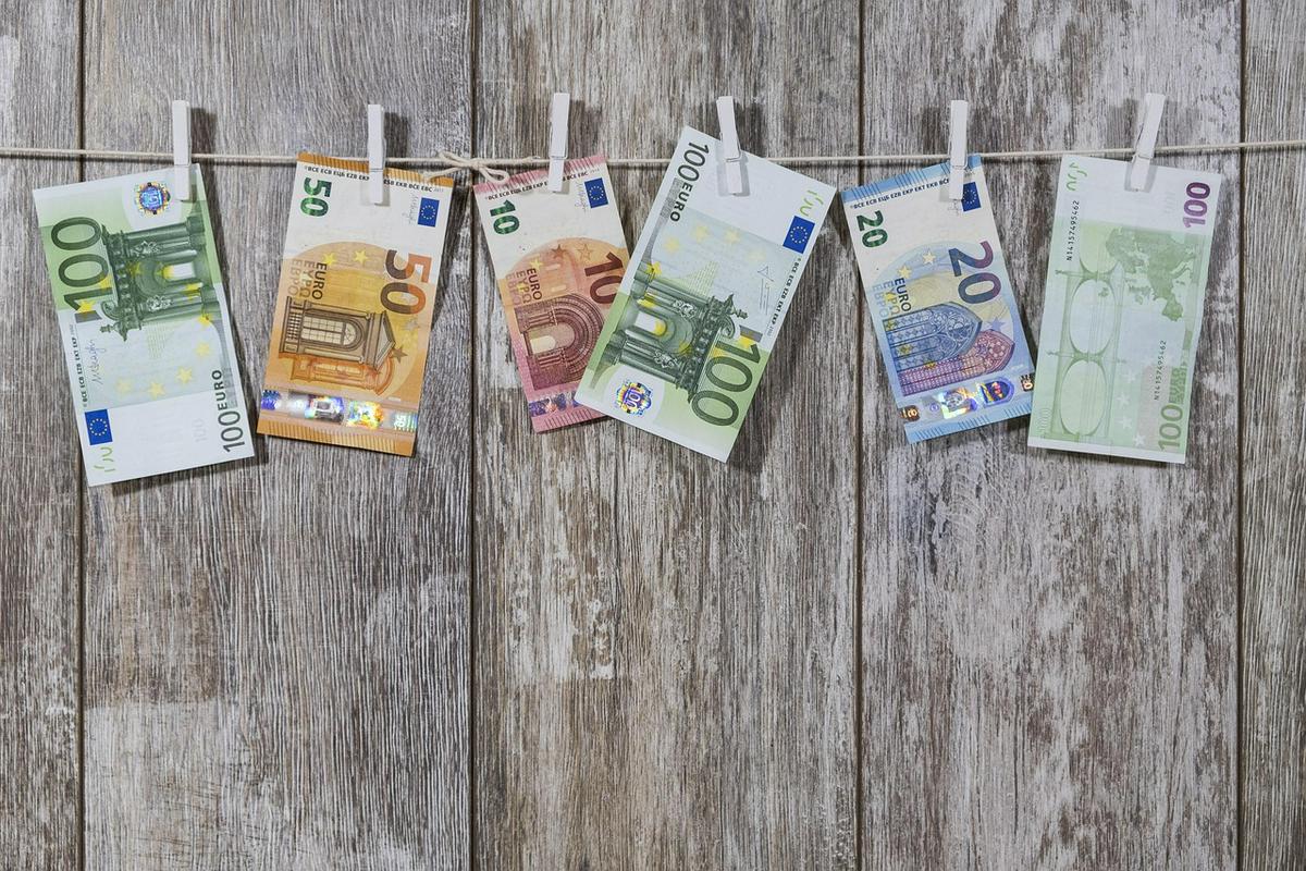 V Sloveniji so dejanja, ki jih opravljajo denarne mule, običajno obravnavana kot kazniva dejanja pranja denarja ali kot sostorilstvo pri goljufiji. Foto: Pixabay