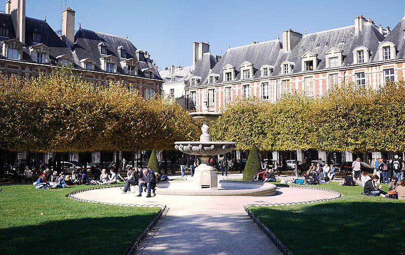 V tipologijo vrstnih hiš sodijo celo imenitne meščanske hiše, kot so ene najzgodnejših na pariškem trgu Place des Vosges. Foto: Wikipedia Commons