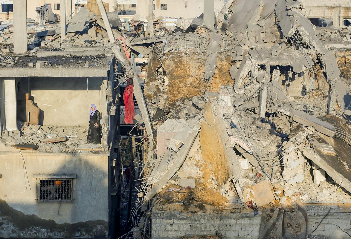 Pred kopenskim vdorom v Han Junis so mesto bombardirala izraelska letala. Foto: Reuters