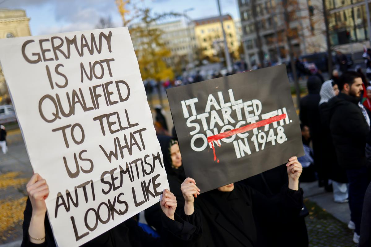 Protest v podporo Palestincem v Berlinu. Napis na transparentu: 