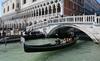 V Benetkah nesreča gondole zaradi selfijev neposlušnih turistov 