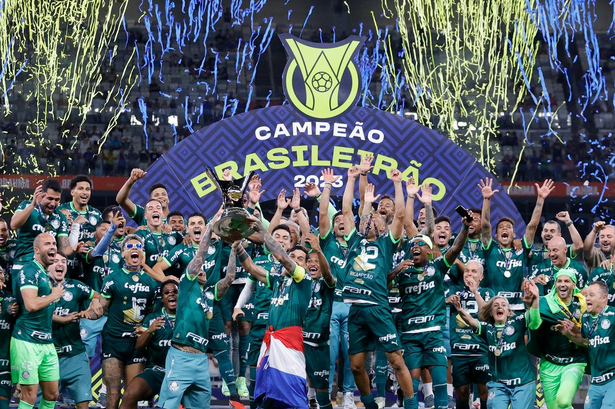 Palmeiras je ubranil naslov in je 12. postal državni prvak Brazilije, s čimer je še povečal prednost na večni lestvici. Enotno zvezno prvenstvo v deželi 5-kratnih svetovnih prvakov poznajo šele od leta 1971, predtem pa so od leta 1959 dalje imeli pokalno tekmovanje, katerega zmagovalec je bil razglašen za prvaka Brazilije. Foto: Reuters