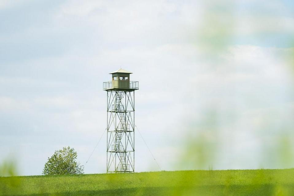 Stražni stolp na Hodošu kot primer usode stražnih stolpov na obeh straneh slovensko-madžarske meje dobro ponazarja, kako različno v različnih političnih in družbenih okoljih identificirajo dediščino. Foto: www.muravidek.re