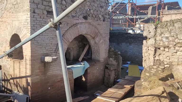 Na novo odkrita pekarna, kjer so sužnji v antičnih Pompejih mleli žito in pripravljali kruh. Foto: Thomson Reuters