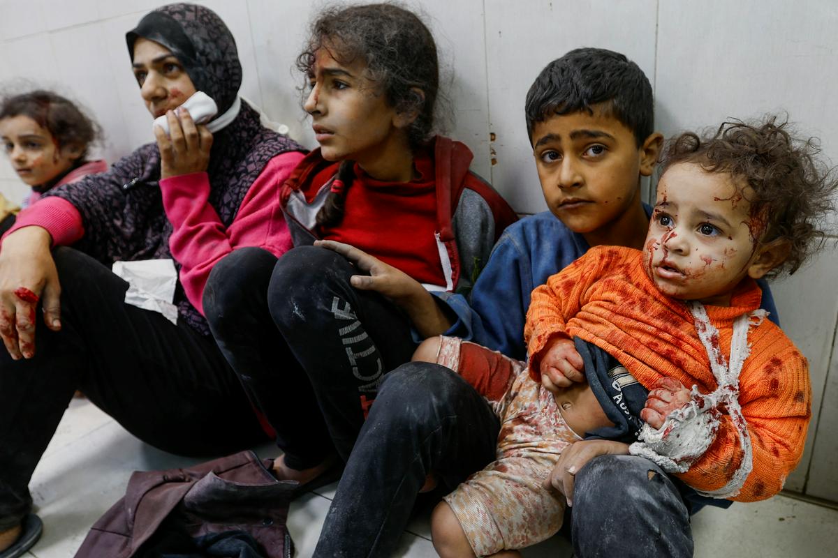 Poškodovani palestinski otroci v Han Junisu. Foto: Reuters